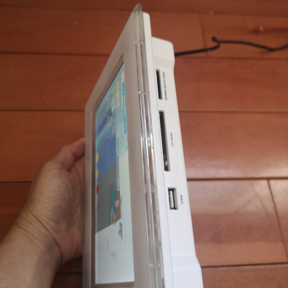 Royal 7" Digital Picture Album, Plug & Play, Most Media Cards, Remote & Manual - Picture 7 of 10